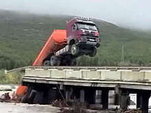 SHOT: в Магаданской области в результате наводнения снесло автомобильный мост