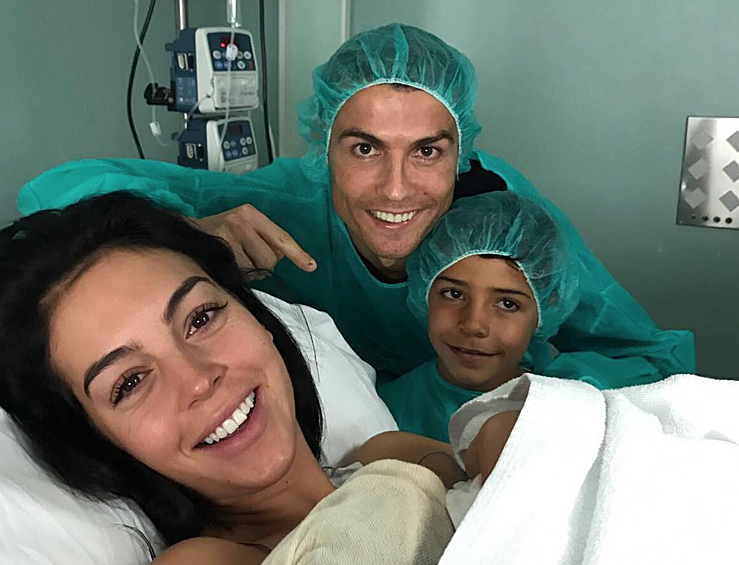 Криштиану Роналду-старший, Криштиану Роналду-младший и Джорджина Родригес в родильном отделении сразу после рождения Аланы Мартины 
