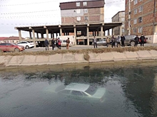 Автомобиль с детьми упал в канал в Махачкале