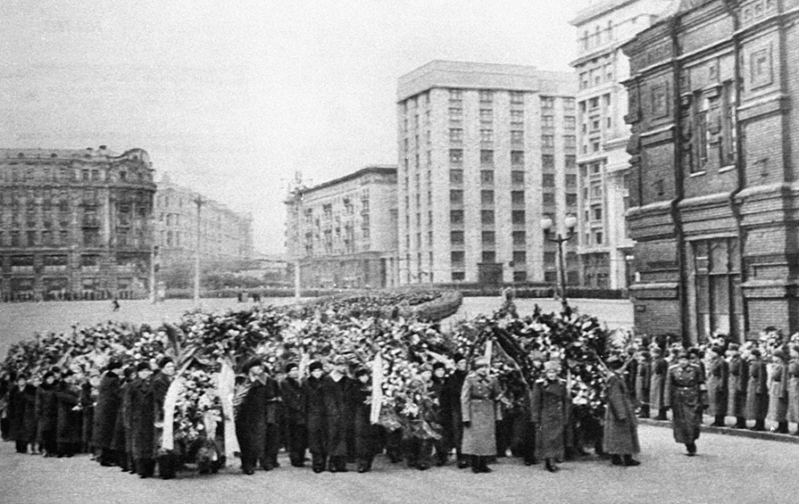 Траурная процессия направляется на Красную площадь в день похорон Иосифа Виссарионовича Сталина 9 марта 1953 года