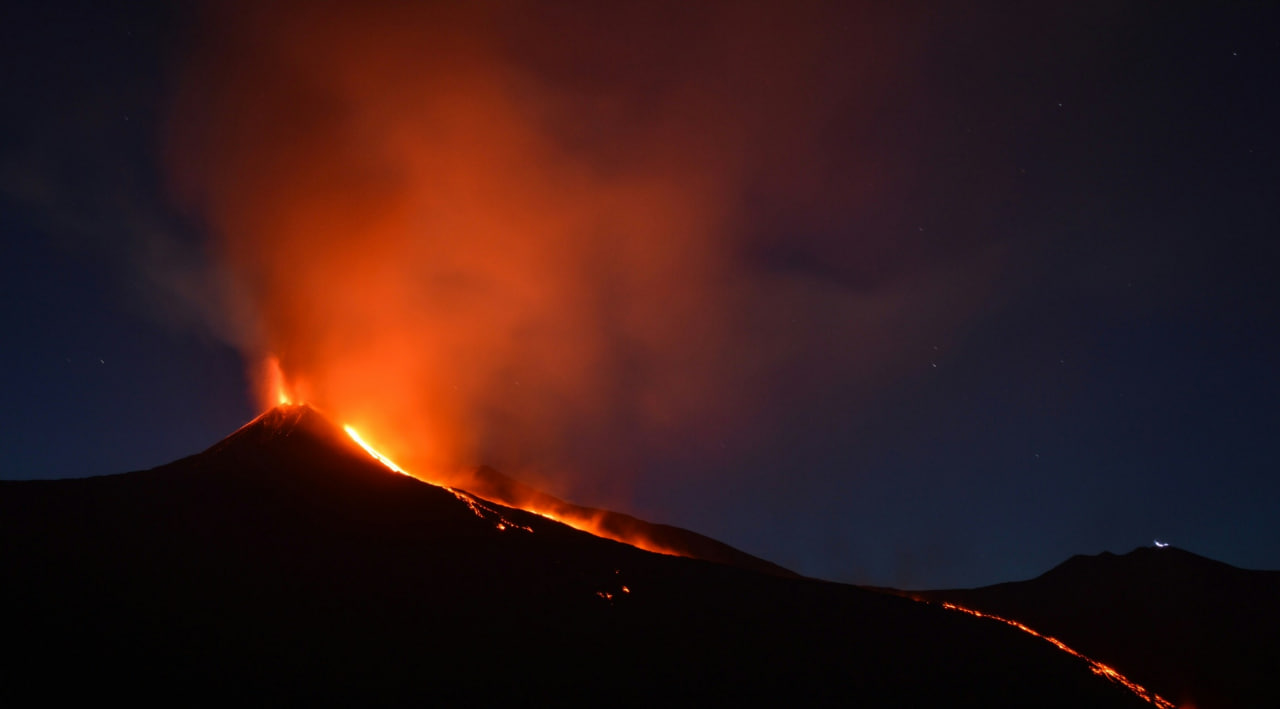 Ingv: в Италии вулкан Этна начал выпускать фонтан лавы