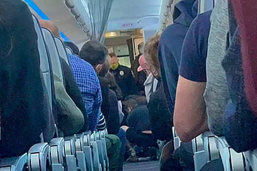 Стюардесса помогла усмирить буйного пассажира и ударила его чайником по голове
