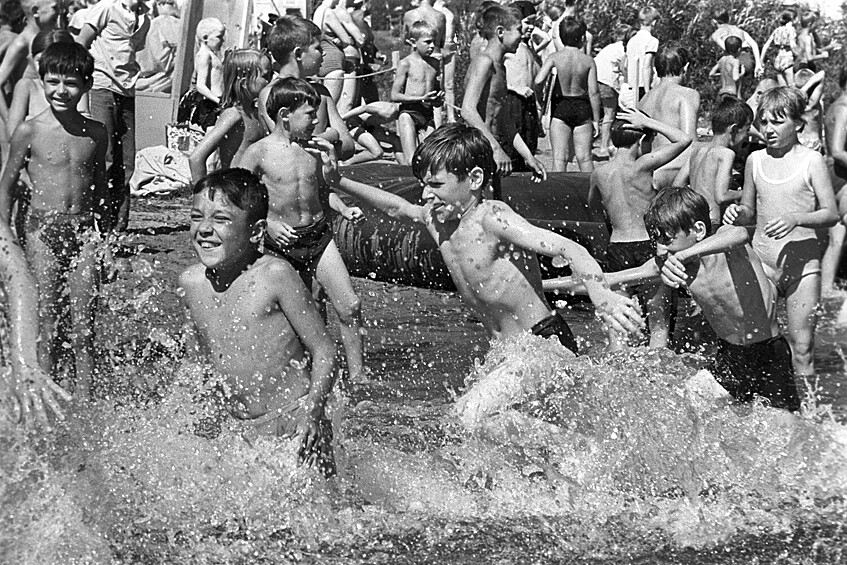 Во время праздника Нептуна в городском детском парке города Ухты, республика Коми, 27 июня 1974 года