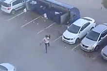 Россиянин выбросил женщину в мусорный бак и попал на видео