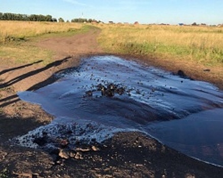 На проселочной дороге под Уфой произошёл разлив нефтепродуктов