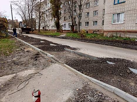 В Курске дорожники устраняют недостатки асфальтового покрытия у школы №50