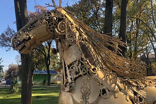 В Краснодаре появилась новая скульптура коня из металла