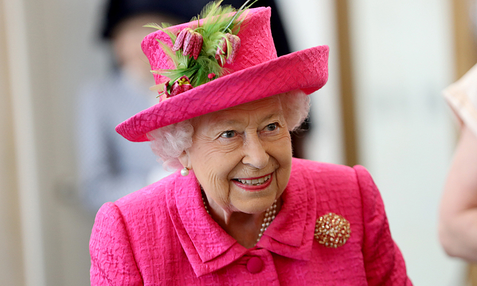 8 сентября в возрасте 96 лет в замке Балморал в Шотландии умерла королева Великобритании Елизавета II. Елизавета II родилась 21 апреля 1926 года в Лондоне в семье герцога и герцогини Йоркских, была старшей из двух дочерей. Со смерти короля Георга VI 6 февраля 1952 года Елизавета стала королевой Великобритании и Северной Ирландии, а также главой Содружества. 2 июня 1953 года в Вестминстерском аббатстве в присутствии 7 тыс. гостей состоялась ее коронация. Среди женщин, которым довелось царствовать, Елизавета II пребывала на троне более 70 лет, что является рекордом как в среди британских монархов, так и в мировой истории
