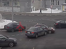 В центре Ярославля «Тойота» протаранила учебный автомобиль