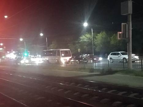 В Волгограде иномарка задом протаранила автобус