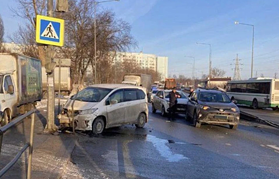 В Самаре в массовом ДТП пострадала женщина