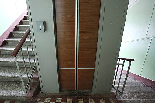 В Одинцово упал лифт, в котором были женщина с младенцем