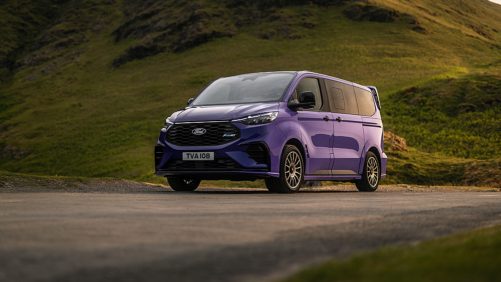 Электрический фургон Ford E-Tourneo Custom также получил спортивную модификацию MS-RT, которая подразумевает эксклюзивные цвета кузова, новый аэродинамический обвес, 19-дюймовые колёса, а также спортивные сиденья и новый рулём в салоне.