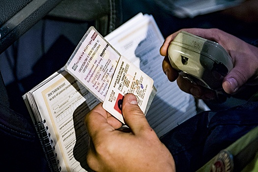 У водителей появился новый способ предъявлять документы сотруднику ГИБДД