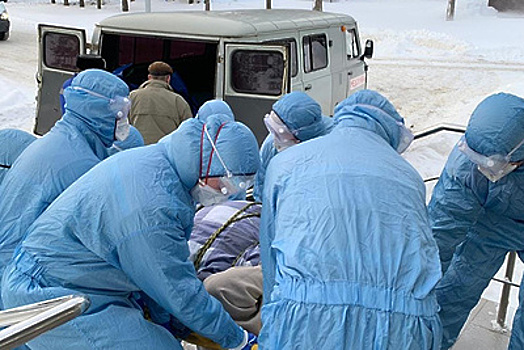 Подмосковные спасатели помогли перенести 250‑килограммового пациента с Covid‑19