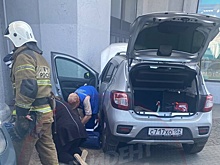 Автомобиль влетел в здание ЦУМа в Нижнем Новгороде