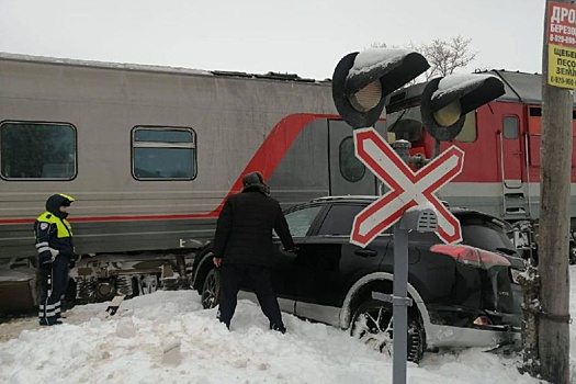 Под Рязанью пригородный поезд врезался в иномарку