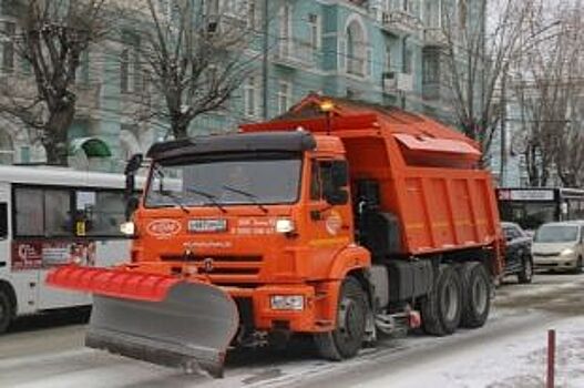 На дороги Барнаула вышла снегоуборочная техника