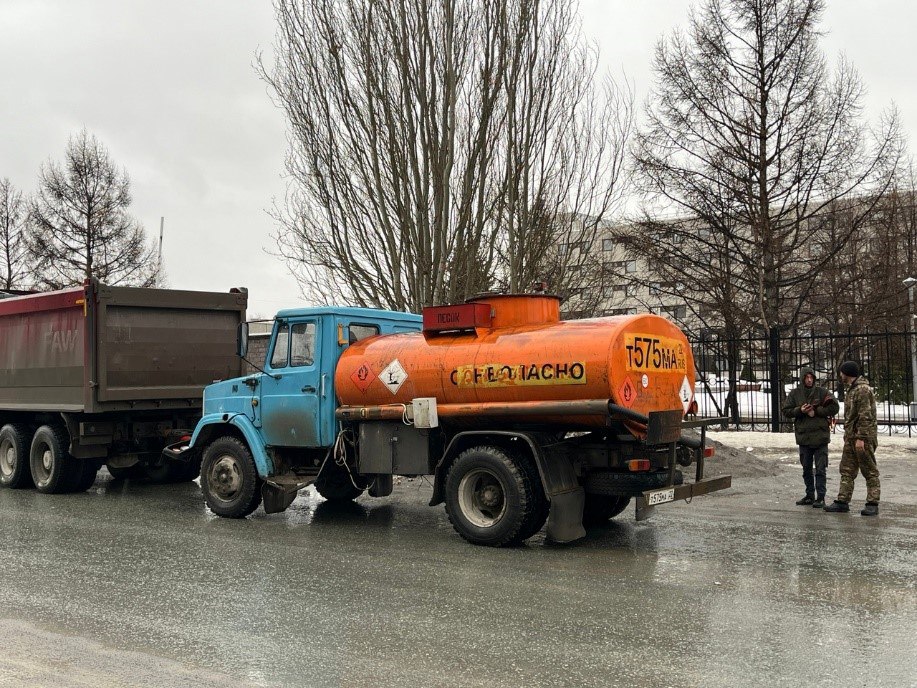 В Новосибирске изъяли грузовик, незаконно торговавший бензином