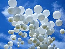 Десятки белых шаров взмыли в небо Вологды в память о жертвах дорожных аварий