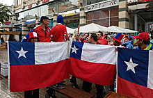 Дождь и радуга: болельщики перед матчем Чили - Германия устроили карнавал на улицах Казани
