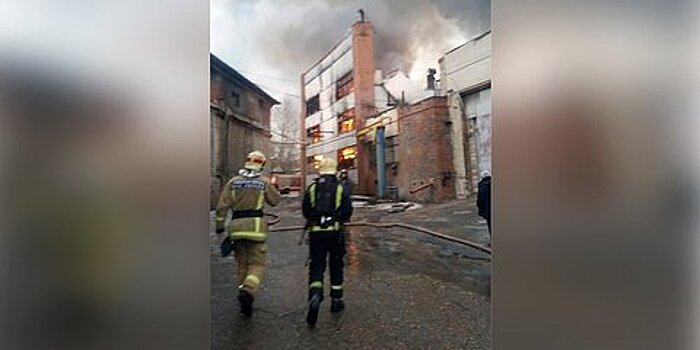 Крупный пожар на складе на севере Москвы локализован