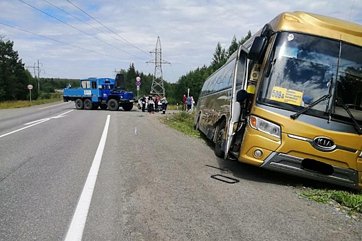 Запрещенный маневр: под Серовом автобус протаранил попутный "Урал"