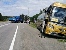 Запрещенный маневр: под Серовом автобус протаранил попутный "Урал"