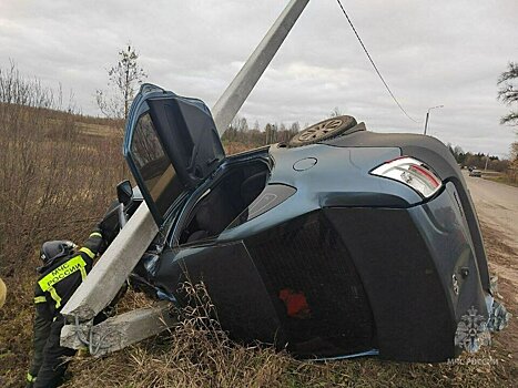 Спасатели извлекли мужчину из разбитого автомобиля после аварии в Шабалинском районе