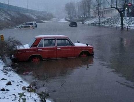«Законсервировали до весны»: во Владивостоке автомобили по традиции утонули после дождя (фото)