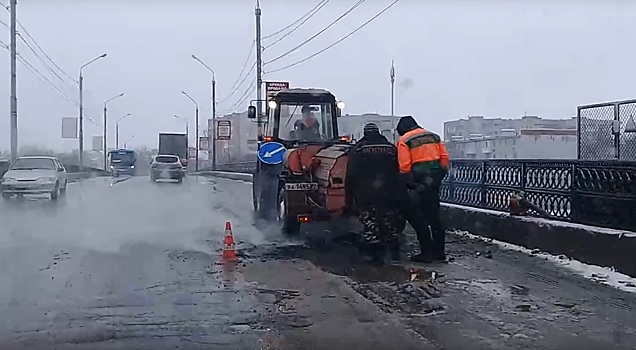 Видео дня: дорожники из Дзержинска укладывали асфальт в слякоть