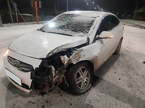 Грузовик врезался в здание после столкновения с иномаркой в Белове