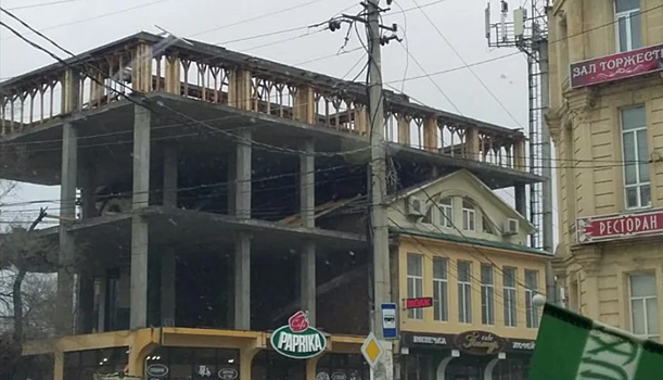 Многоэтажку начали строить на крыше частного дома в Махачкале