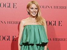 50-летняя Кайли Миноуг не в силах расстаться с легкомысленными мини