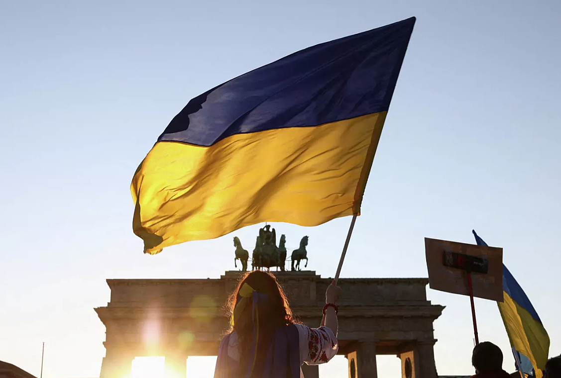 Украинцы спалили дом в Германии при попытке сжечь флаг РФ