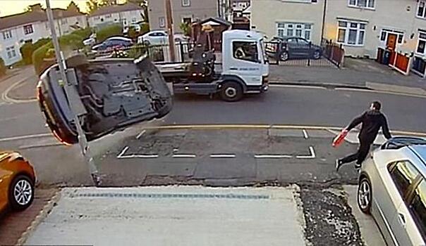 Пешеход убежал от перевернувшегося в его сторону автомобиля в Англии