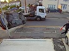 Пешеход убежал от перевернувшегося в его сторону автомобиля в Англии