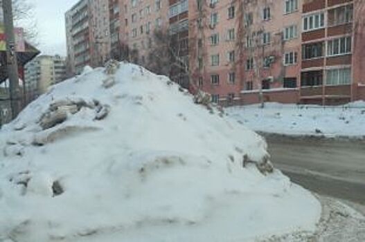 Жители Ленинского района пожаловались на опасные для водителей сугробы