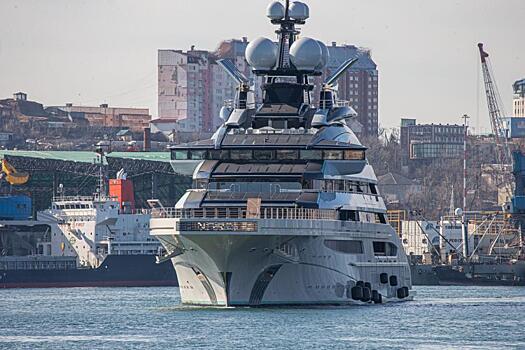 Яхта миллиардера Мордашева вновь пришвартовалась во Владивостоке