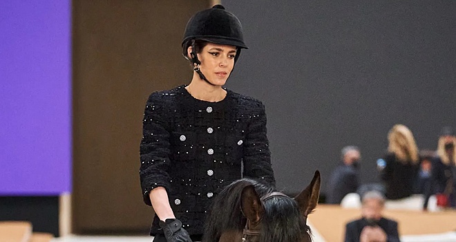 Принцесса Монако взобралась на коня на модном показе в Париже