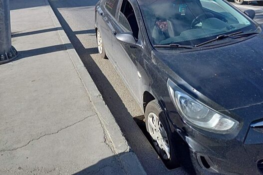 Автомобиль провалился колесом в ливневку около Трофимовского моста в Саратове