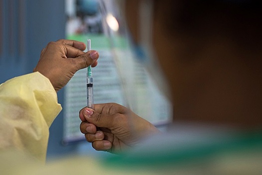 Хроники коронавируса: Россия зарегистрировала третью вакцину от COVID