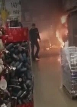 Пожар внутри российского гипермаркета попал на видео