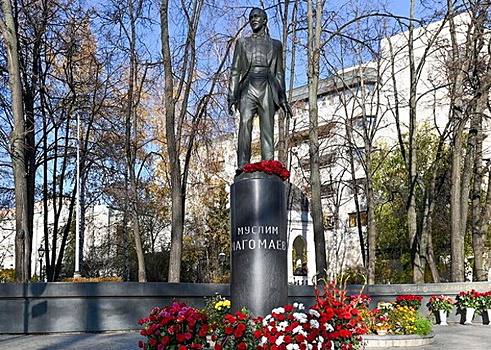 Памятник Муслиму Магомаеву отремонтируют