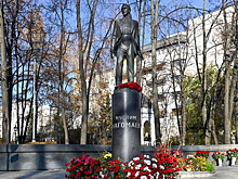 Памятник Муслиму Магомаеву отремонтируют