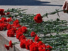 Москвичи несут цветы на Пушкинскую площадь в память о погибших в теракте 2000 года