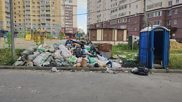 На ул. Ладожской строители забыли про кучу мусора и биотуалет