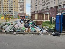 На ул. Ладожской строители забыли про кучу мусора и биотуалет