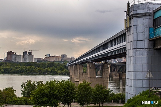 Мужчина упал с Коммунального моста в Новосибирске