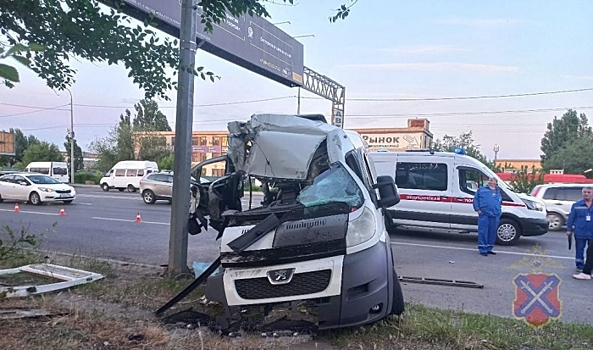 В Волгограде в аварии с микроавтобусом один пассажир погиб и двое попали в больницу